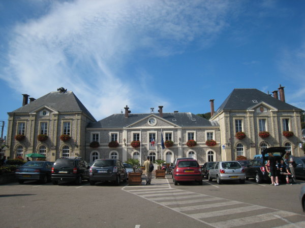 http://www.thbz.org/images/france/etretat2008/mairie.jpg